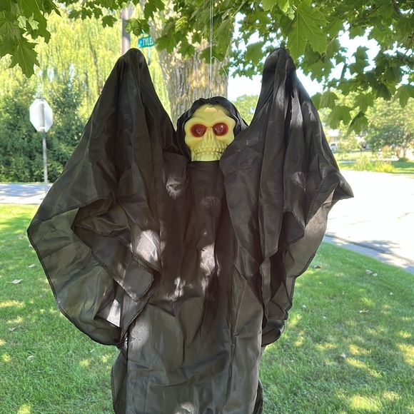 Gemmy Other - SHRIEKING GRIM REAPER motion activated shakes eyes light says happy Halloween